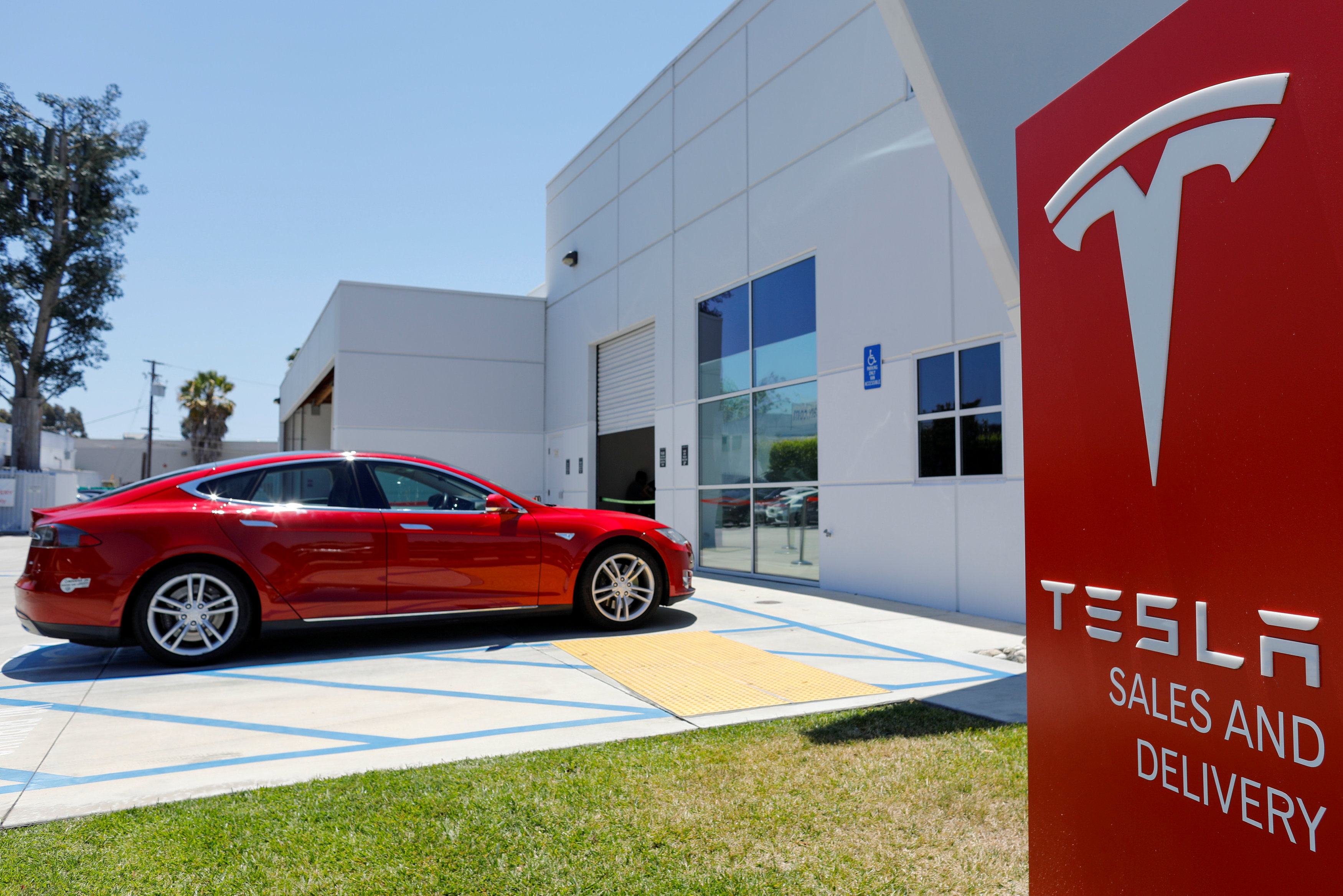 Tesla's slow disclosure raises governance, social media concerns