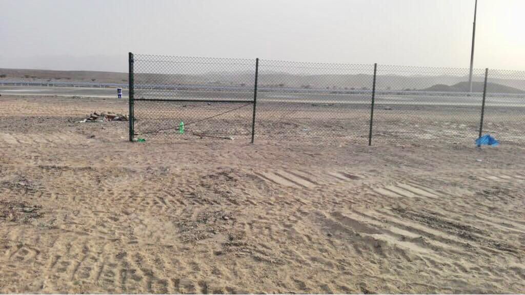 Fences are being put up on this expressway in Oman