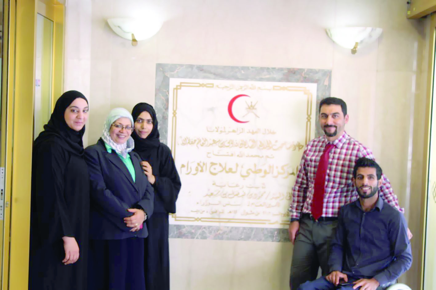 فريق تطوعي يزور أطفال الأورام بالمستشفى السلطاني