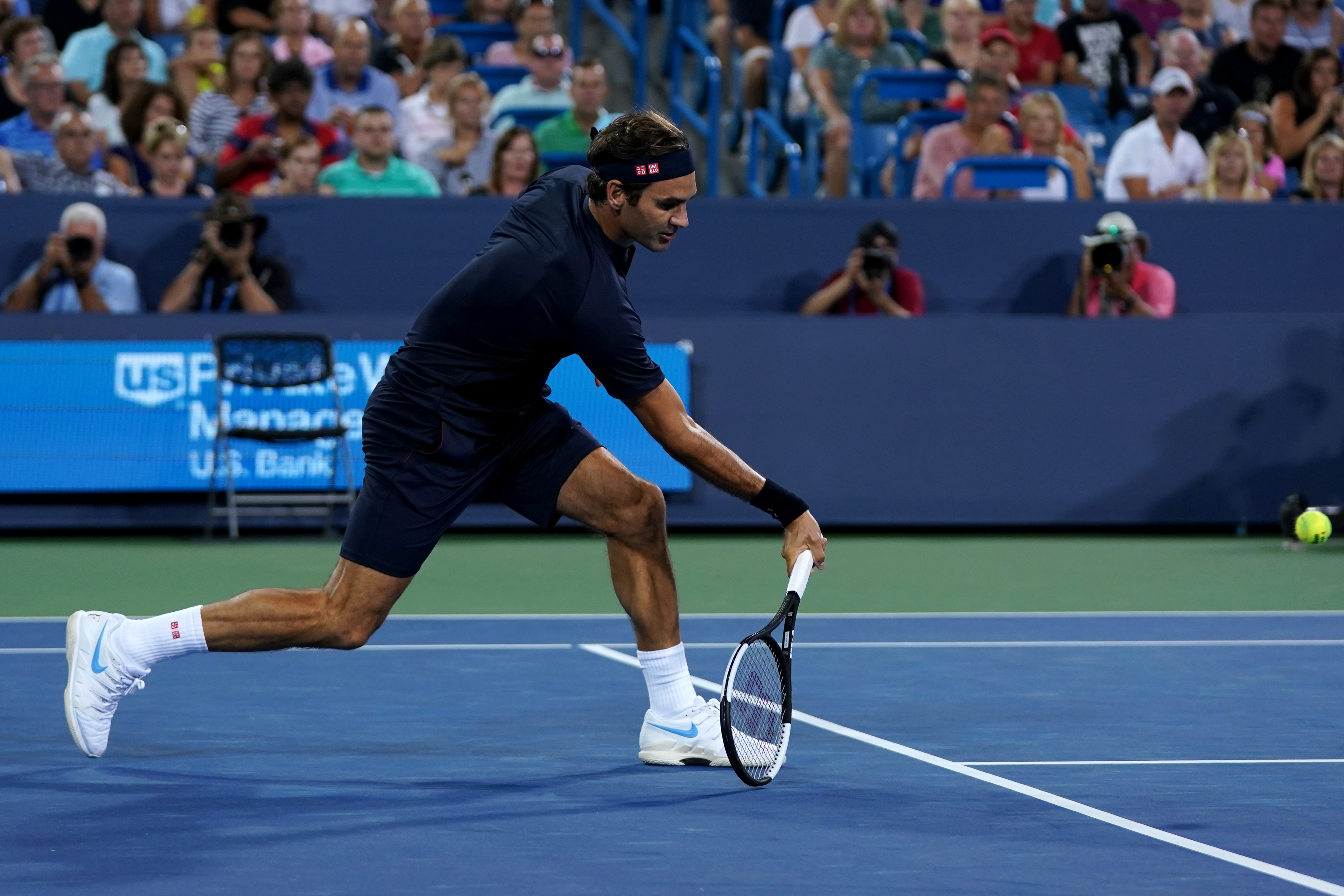 Tennis: Federer wears down Wawrinka to enter quarters