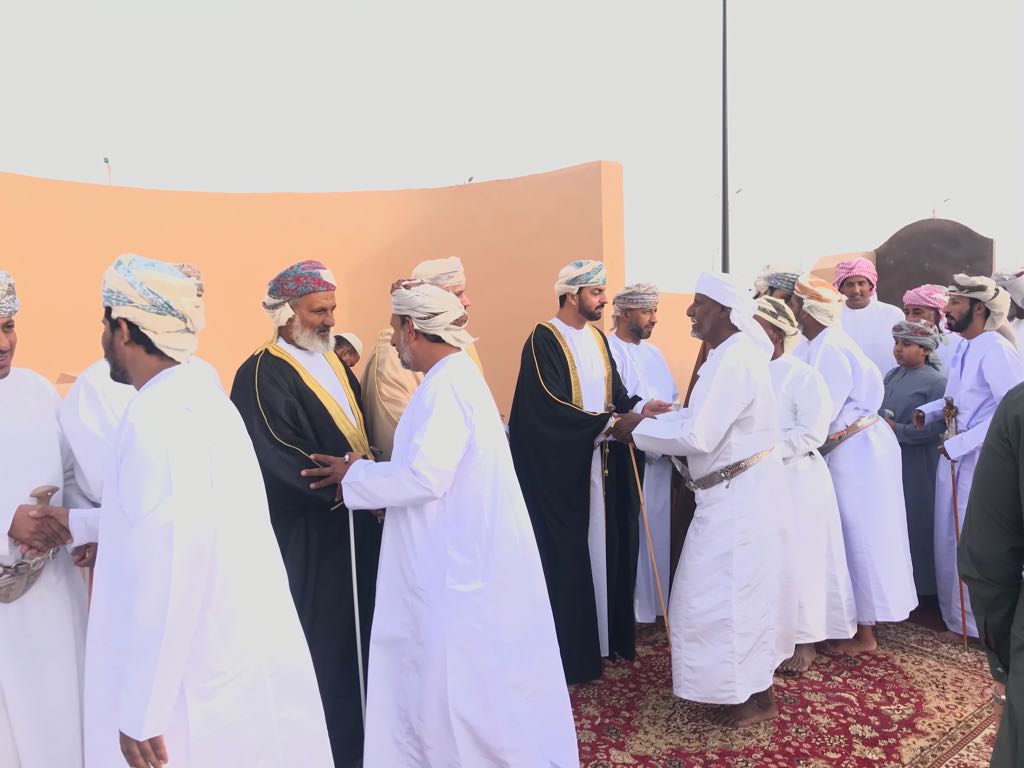 بالصور.. محافظ الوسطى يؤدي صلاة عيد الأضحى بالدقم