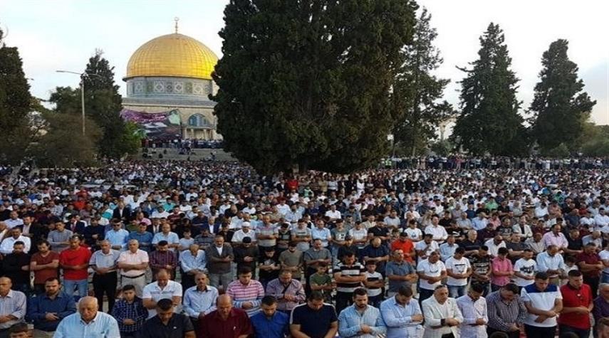 100 ألف فلسطيني يؤدون صلاة العيد في "الأقصى"