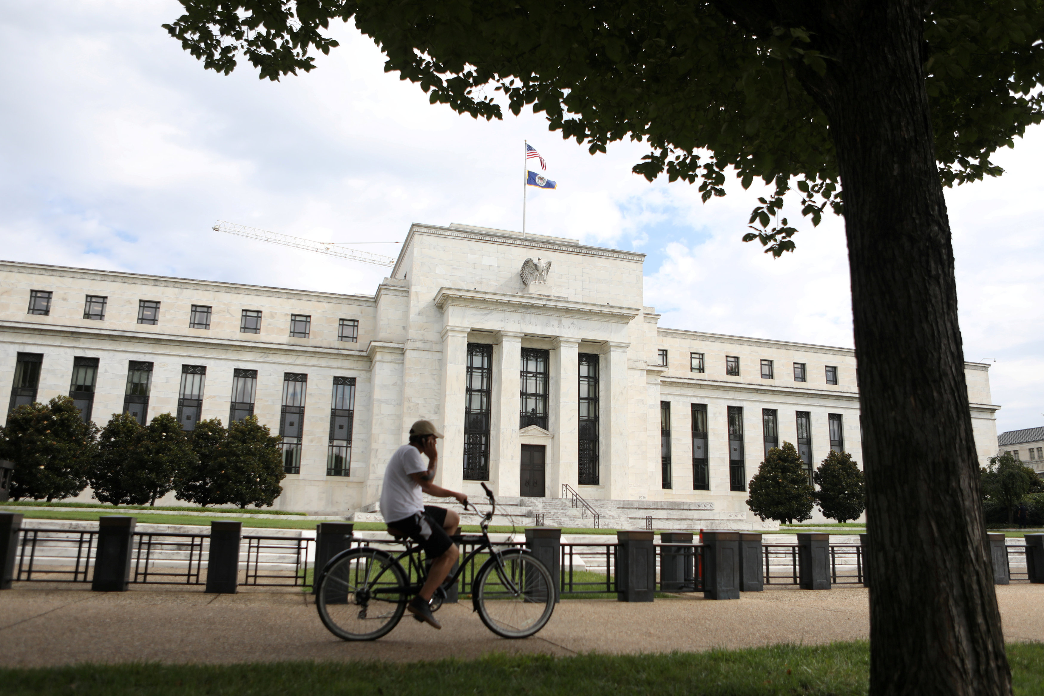 US Fed's chief defends policy of gradual interest rate hikes