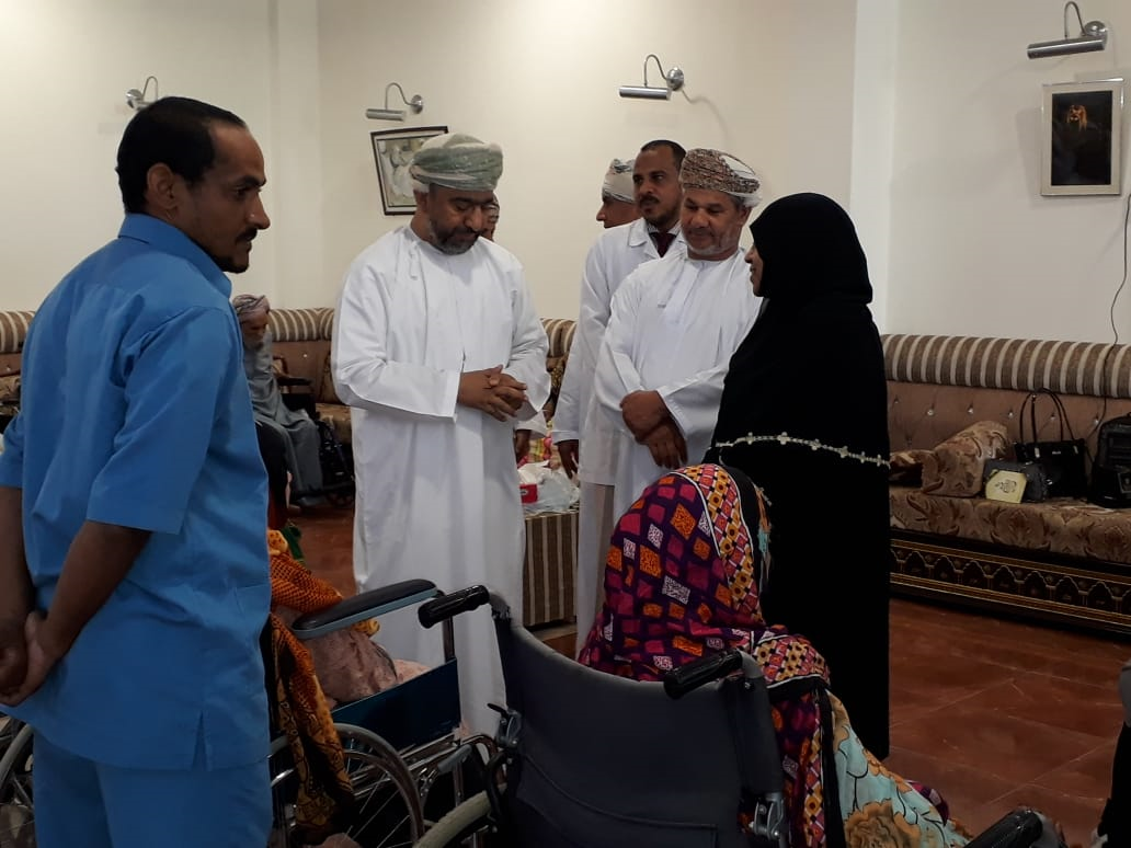 وكيل التنمية يزور دار الرعاية الاجتماعية بالرستاق