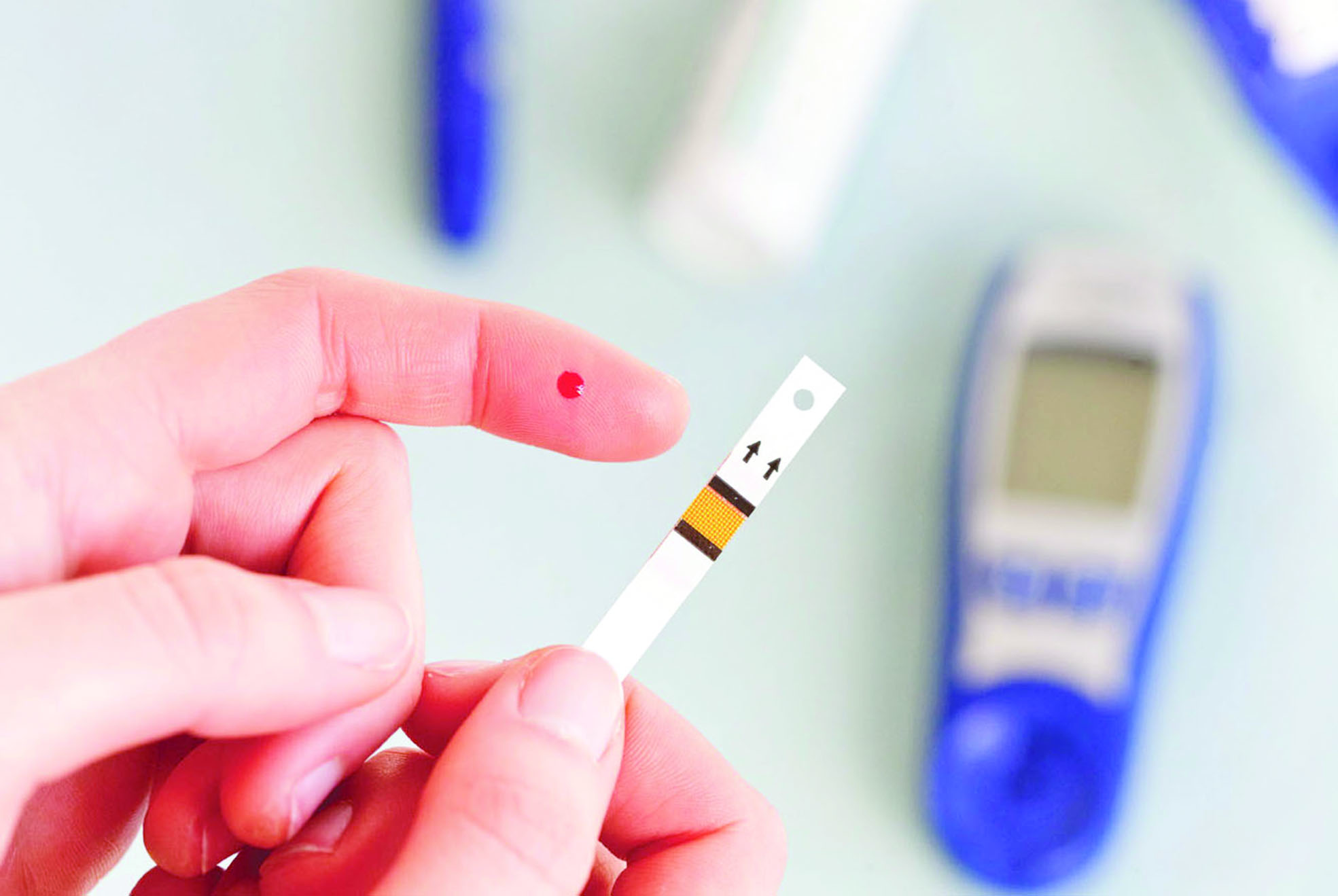 Тест для измерения сахара в крови. Тест полоски сахарный диабет. Измерение уровня сахара в крови. Тест полоски на сахар в крови. Инсулиновые тест полоски.