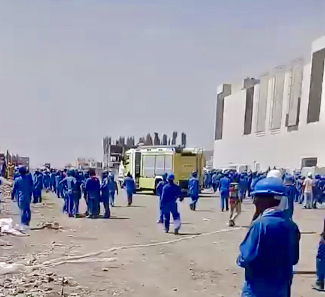 وفاة وإصابات في انهيار سلم كهربائي بالسيب
