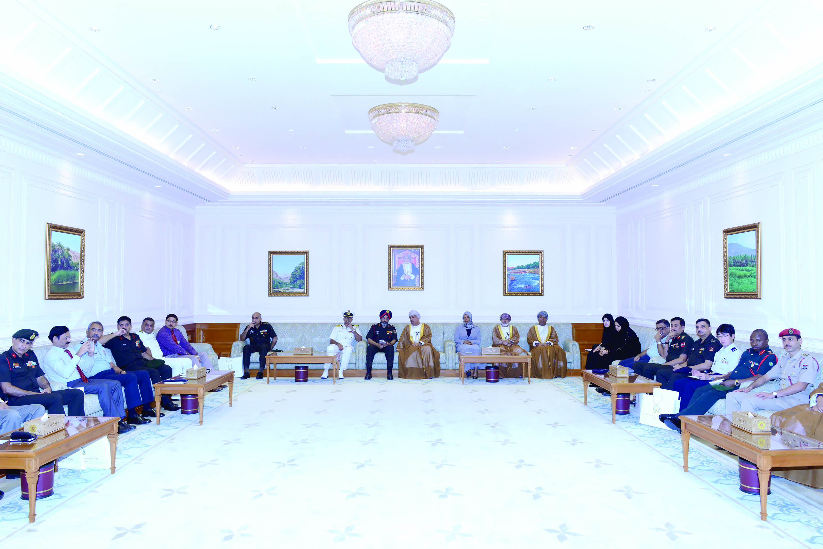 الوفد زار مجلس الدولة أمس

المعولي وسالم قطن يستقبلان وفداً عسكرياً هندياً
