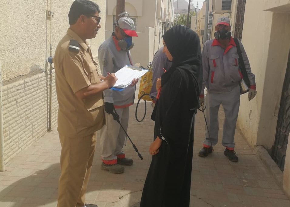 بلدية مسقط تنظم حملة توعوية لمكافحة الحشرات