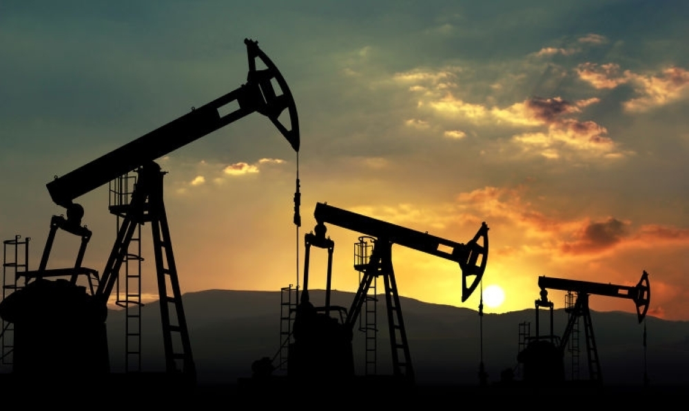 تراجع أسعار النفط متأثرة بأنباء عن زيادة مخزونات النفط الأمريكية