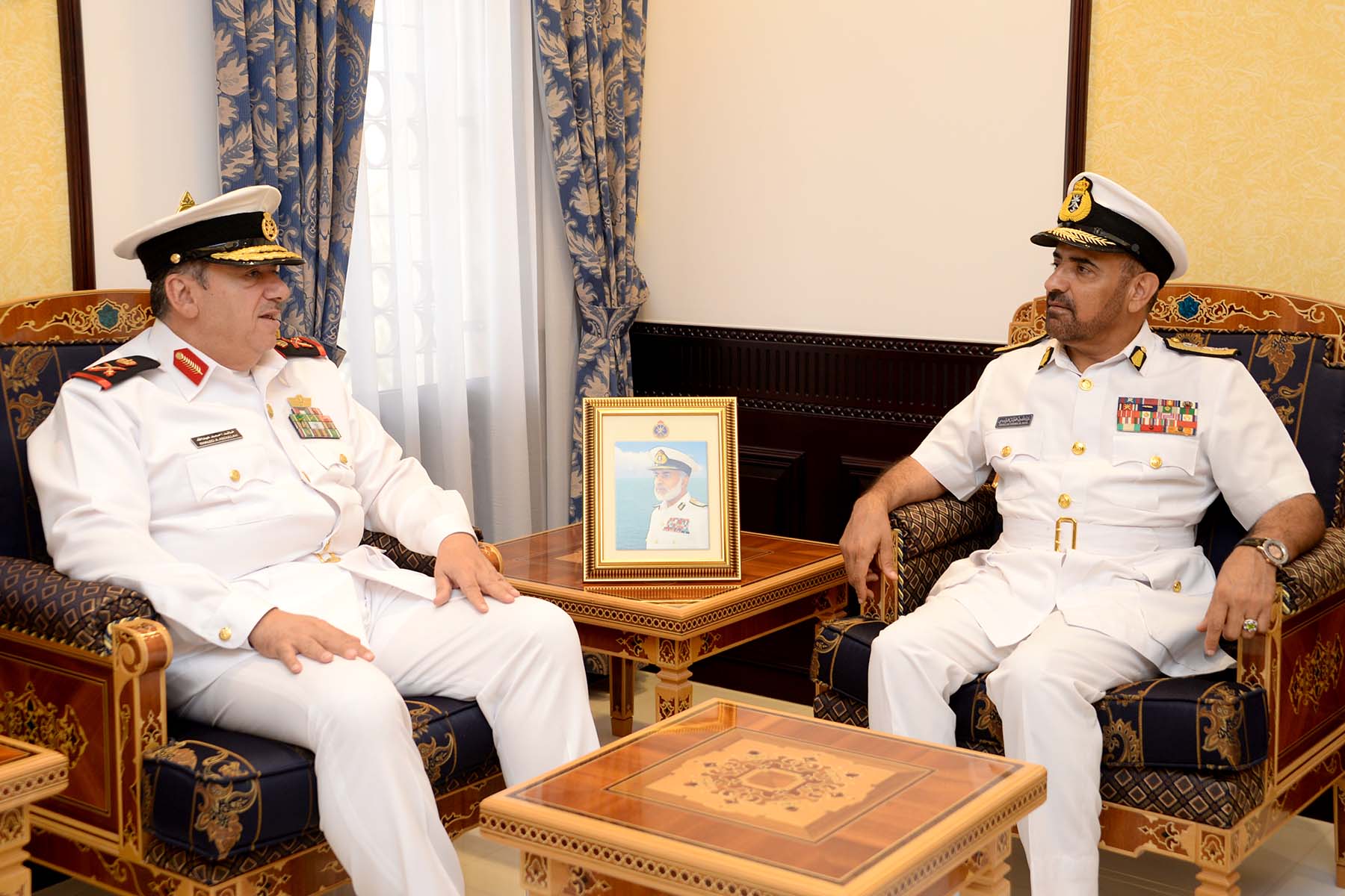 اللواء الركن بحري قائد البحرية السلطانية العمانية يستقبل اللواء الركن بحري آمر القوة البحرية الكويتية