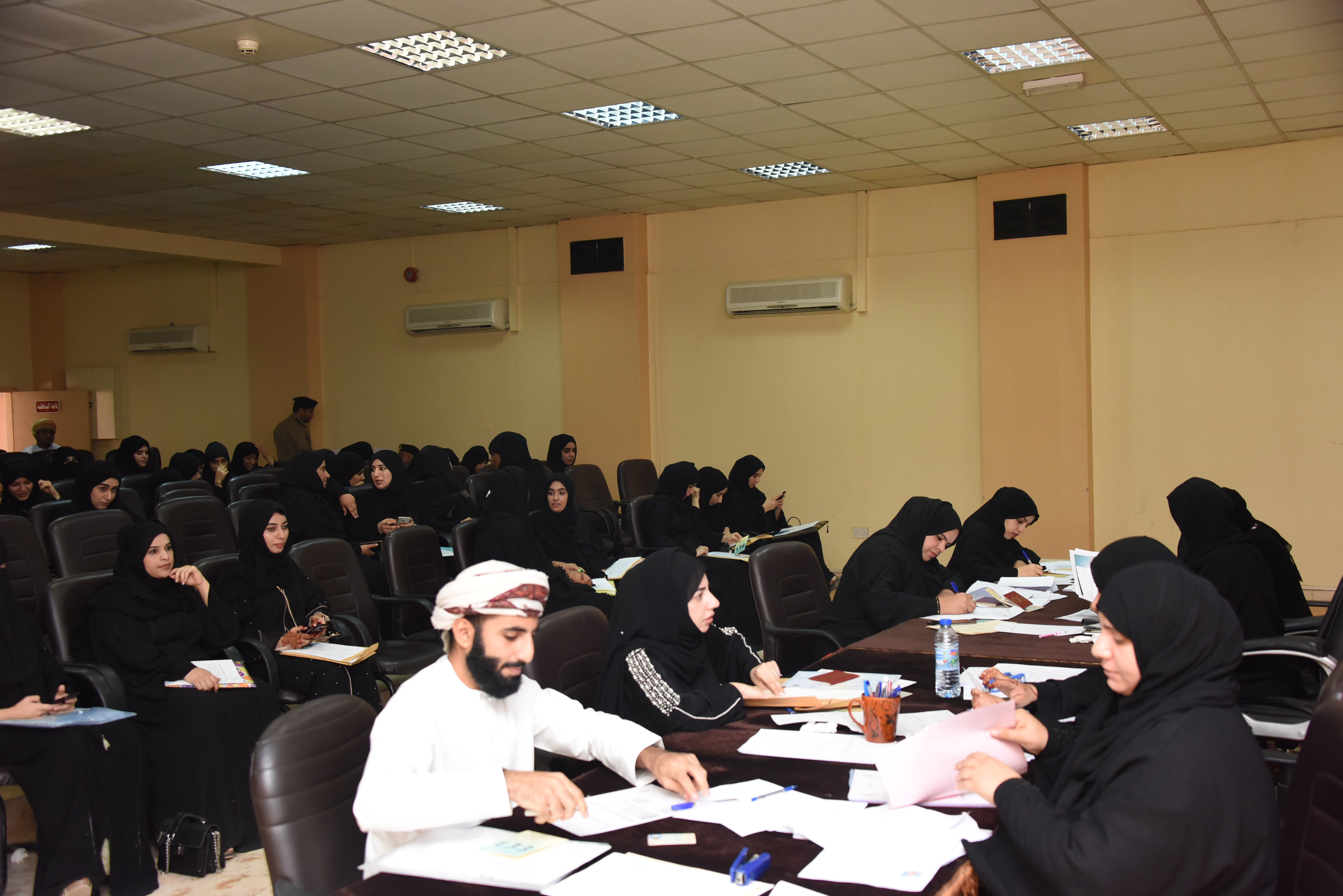 استكمال  إجراءات تعيين 271 معلم ومعلمة بشمال الباطنة