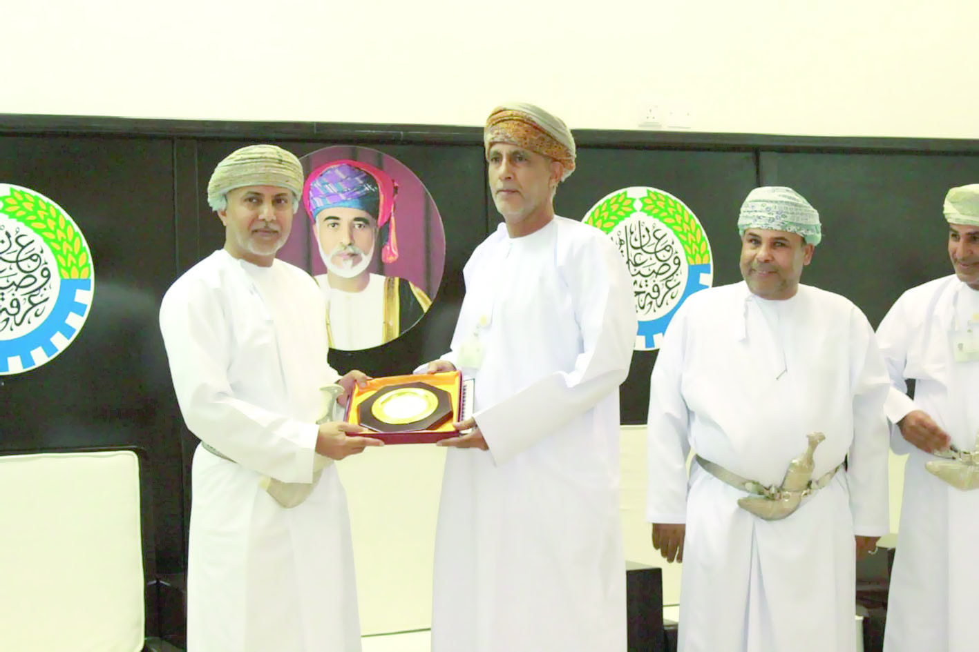 من بينهم مكاتب سند
تكريم الداعمين لأنشطة "التجارة والصناعة" في الباطنة