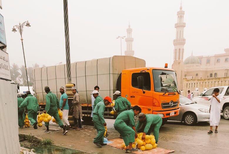 بلدية ظفار تواصل حملتها على الباعة المتجولين بصلالة