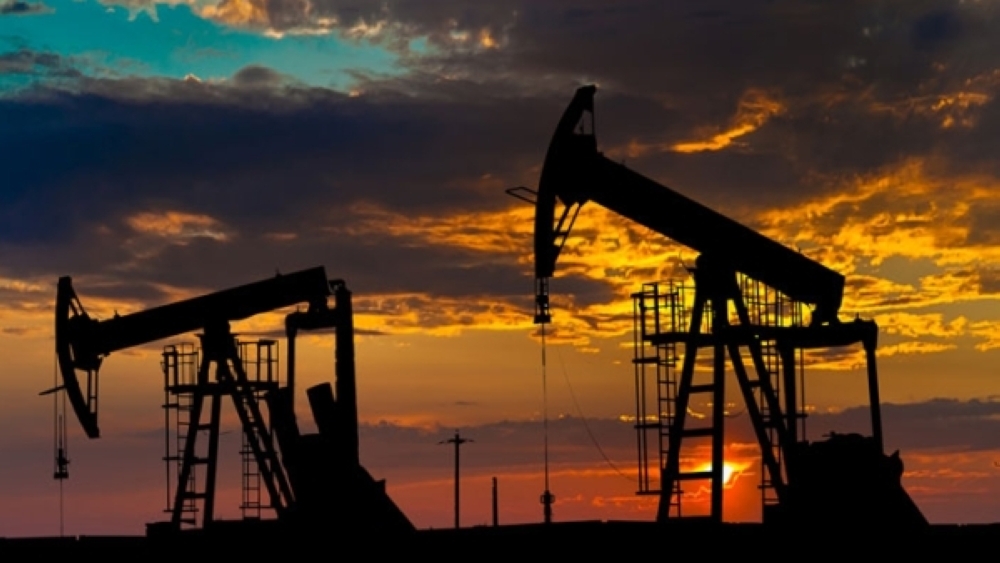 Oil prices drop on China import data, weighing on equities