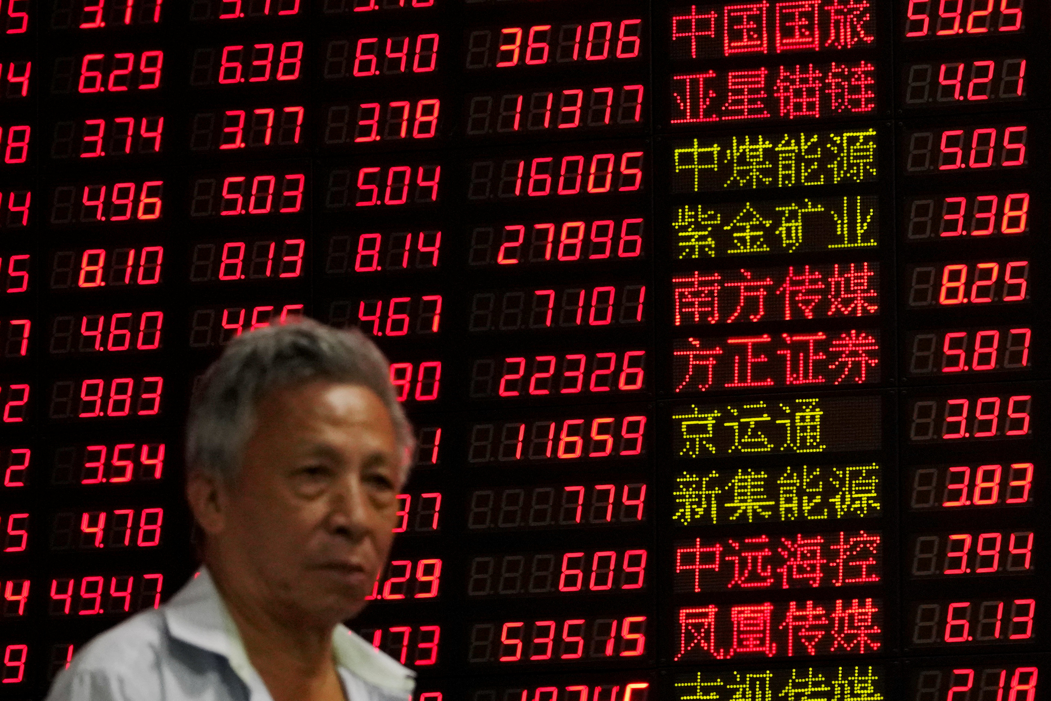 Asian stocks slump to 14-mth low on China woes, Trump's trade threats