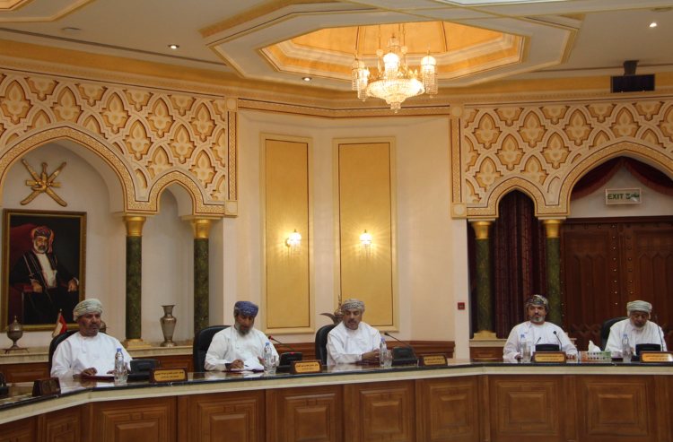 صحية بلدي مسقط تبحث ظاهرة الإعلانات الورقية ونظافة محطات الوقود