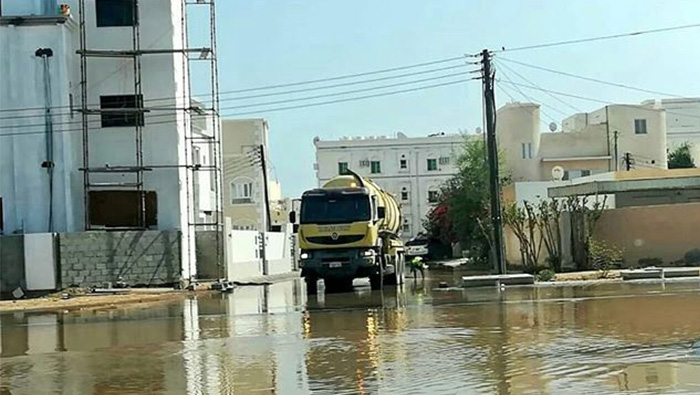 Street in Muscat floods after water pipe bursts - Times of Oman