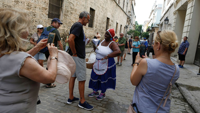 In Cuba, street vendors sing to sell, from salsa to reggaeton