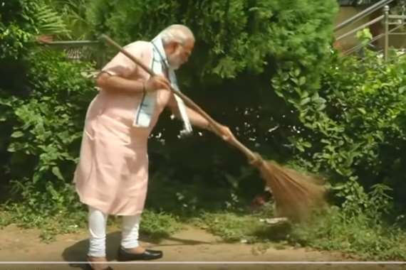 بالفيديو.. رئيس وزراء الهند ينظف مخلفات إحدى المدارس