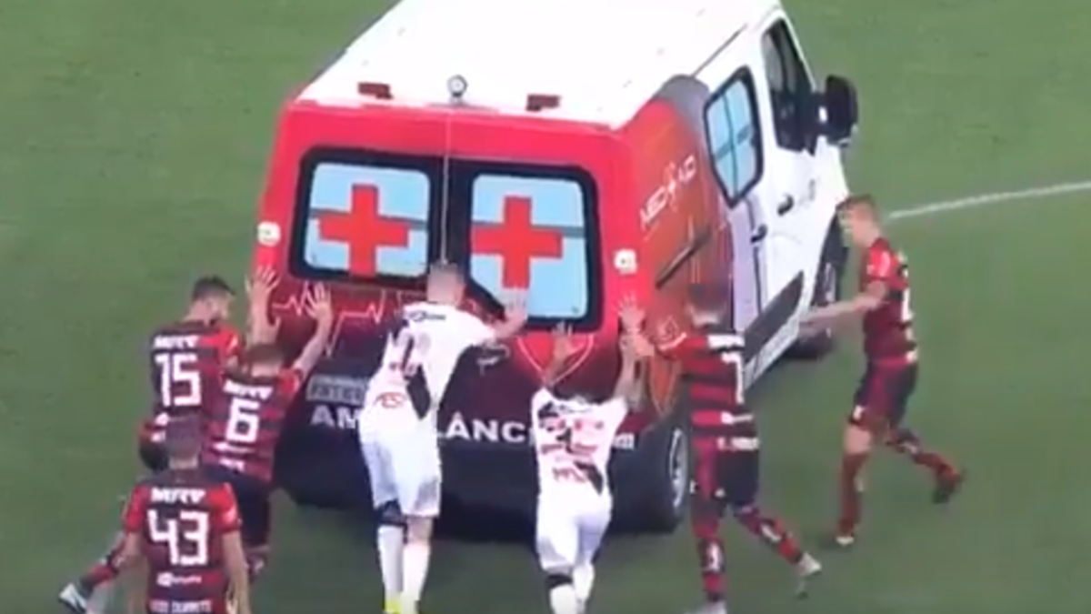 فيديو طريف.. اللاعبون ينقذون سيارة الإسعاف في الملعب