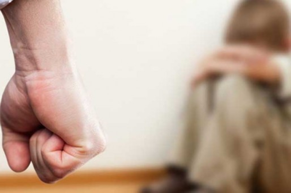 خط حماية الطفل (1100) يبوح بأسراره حول حالات الإساءة إليهم.. ماذا قال؟