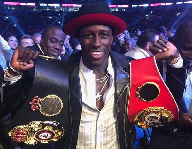 نجم مانشستر سيتي يحتفل بلقب بطل العالم للوزن الثقيل