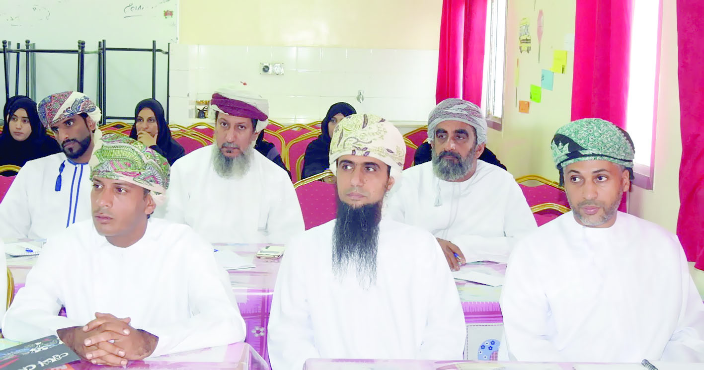 تعليمية الداخلية تلتقي أخصائيي الأنشطة التربوية بسمائل وبدبد