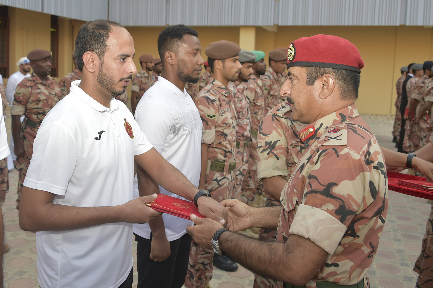 قائد الجيش السلطاني العماني يكرم الفرق المجيدة والمشاركة في الاستحقاقات المحلية والدولية