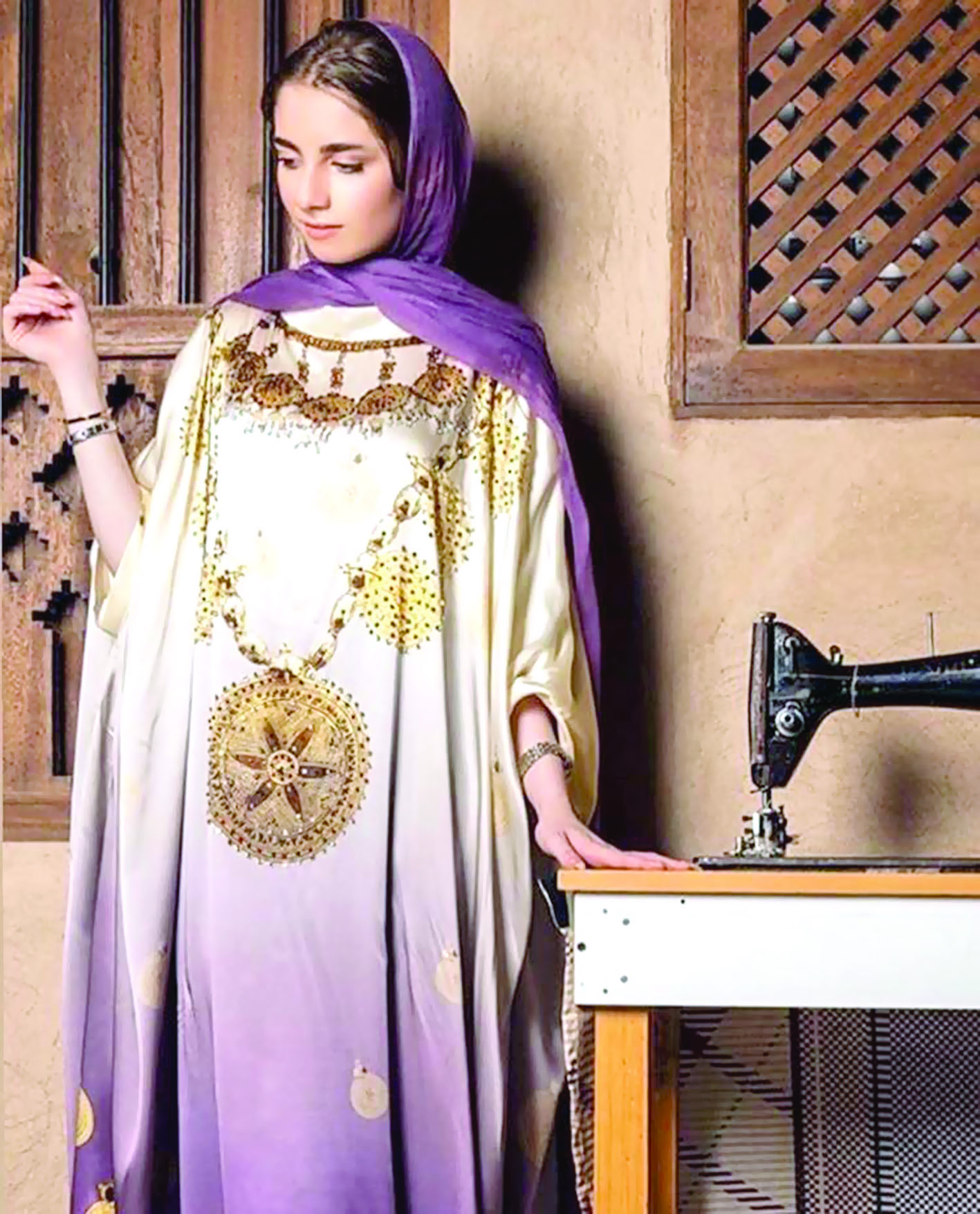 المصممة خديجة الخنجية:
مجموعتي "ذهبان المزيونة" مستوحاة من واقع مشغولات ذهبية عمانية حقيقية