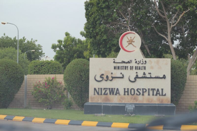 مستشفى نزوى يتلقى 8 حالات نتيجة حادث دهس طالبات