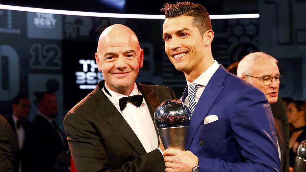 هكذا تصرف إنفانتينو أتجاه غياب رونالدو وميسي  عن حفل الأفضل