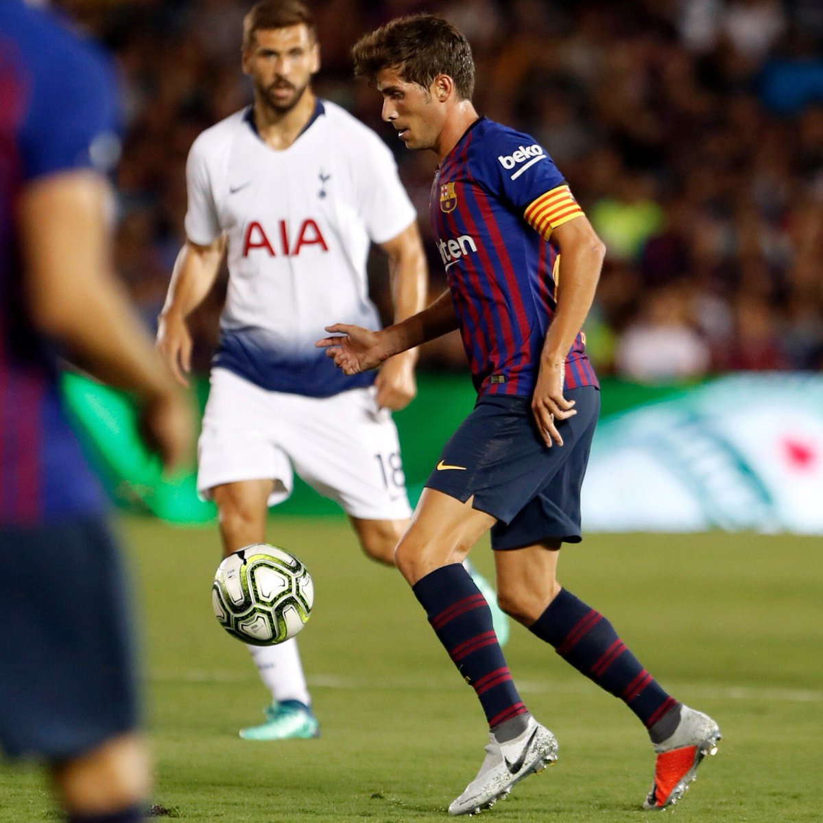 برشلونة يعلن غياب روبيرتو بمواجهة توتنهام بدوري الأبطال