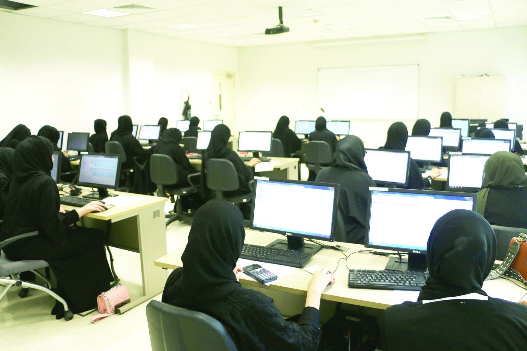 جامعة ظفار تستقبل طلابها الجدد