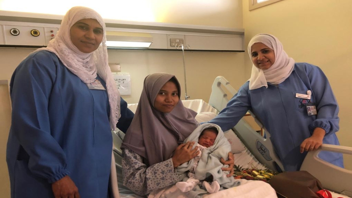 امرأة أندونيسية تشكر السلطنة وتحكي قصة ولادة ابنها في مطار مسقط الدولي