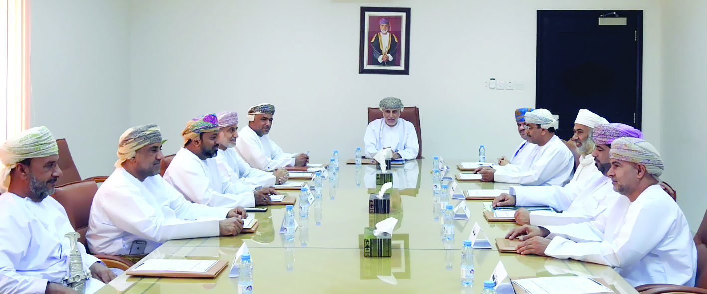 مناقشة تنفيذ مشاريع اجتماعية بسمائل