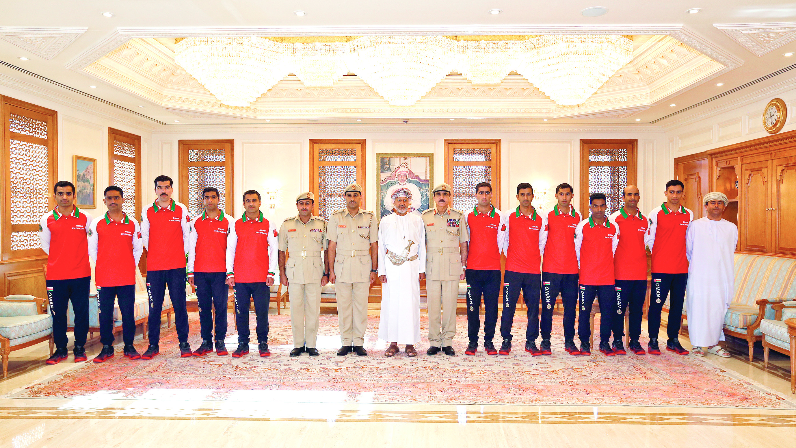 نصر الكندي يلتقي بفرسان الخيالة السلطانية المشاركين في كأس العالم للقدرة والتحمل
