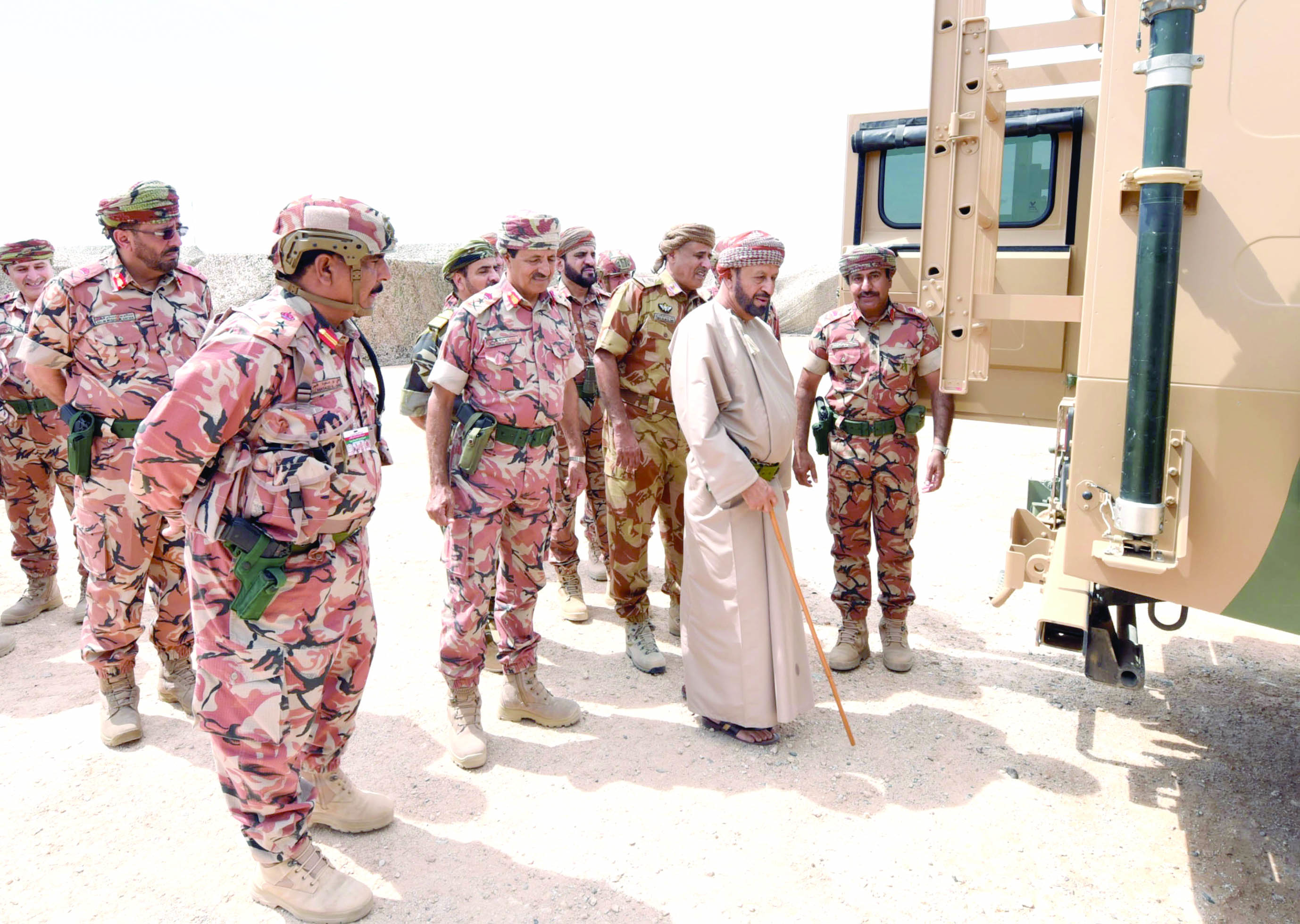 بدر بن سعود يزور مسرح العمليات البري