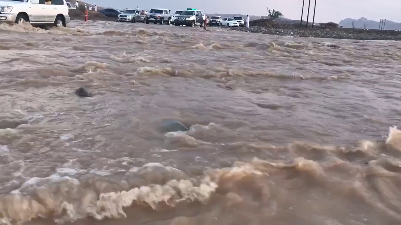 إنقاذ 6 أشخاص احتجزوا بوادي الفياض.. والدفاع المدني يحذر