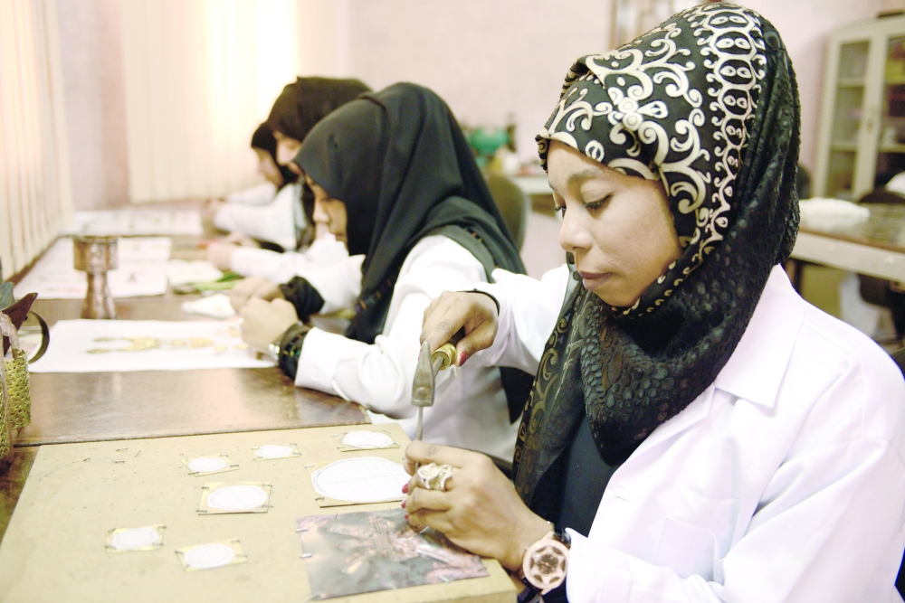 قانون العمل عزز مكانة خاصة للمرأة العُمانية