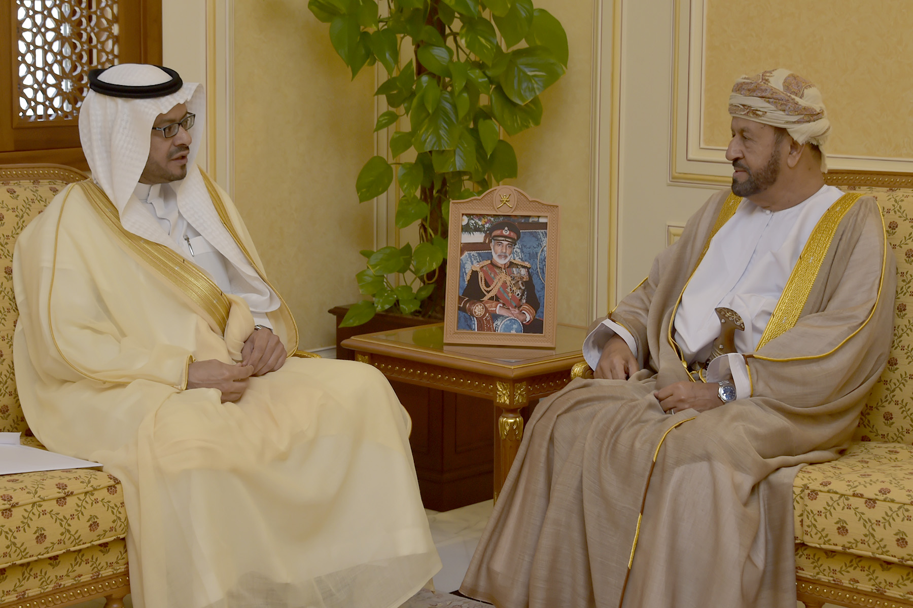بدر بن سعود يتسلم رسالة خطية من ولي العهد السعودي