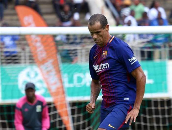 نجم برشلونة السابق.. يحذر فريقه ويتوقع الخسارة أمام توتنهام