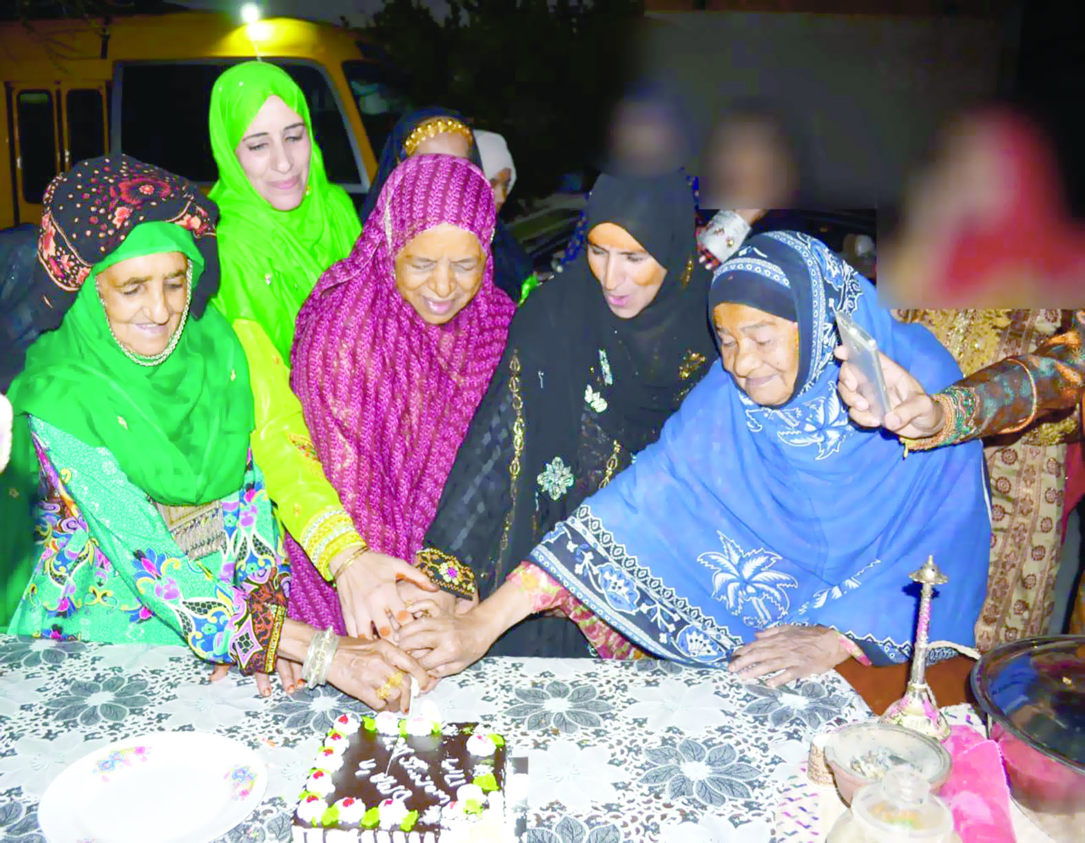 أمهات إمطي يحتفلن بيوم المرأة العمانية