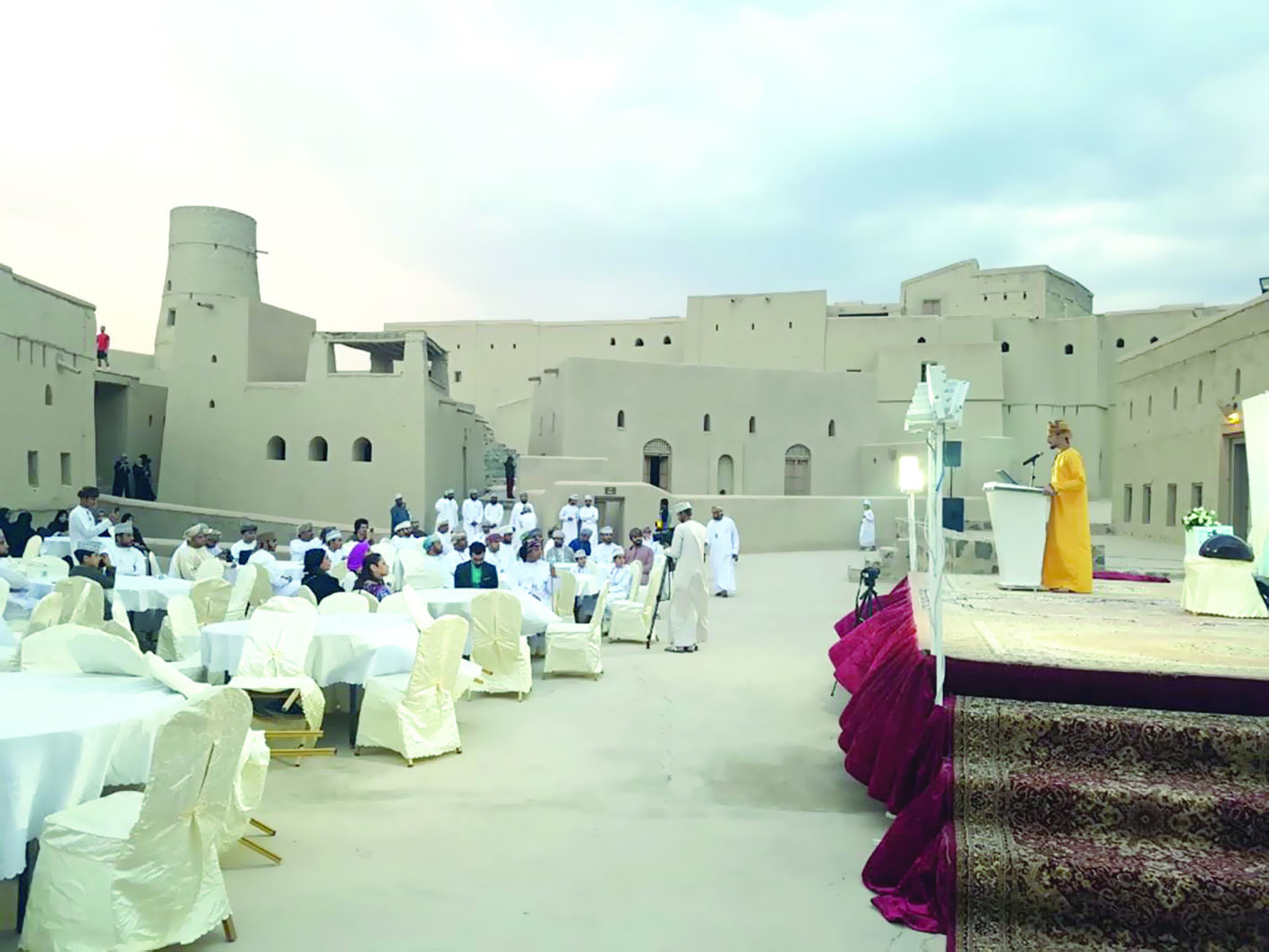 معرض القلعة الدائم يجمع الفنانين بقلعة بهلاء التاريخية