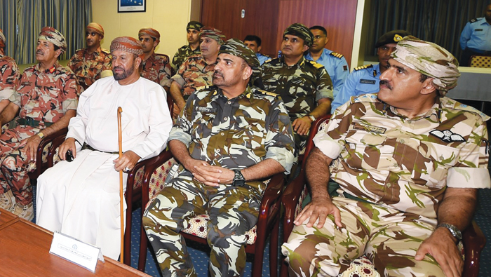Defence minister inspects Omani, British forces