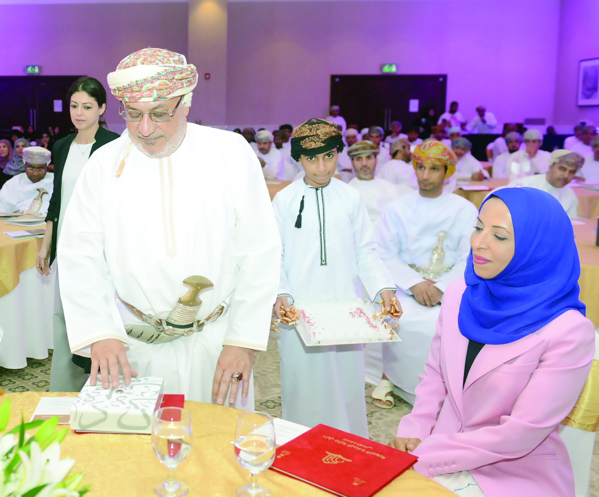 تمنح كل عامين دراسيين.. تدشين جائزة الإجادة التربوية للمعلم العماني