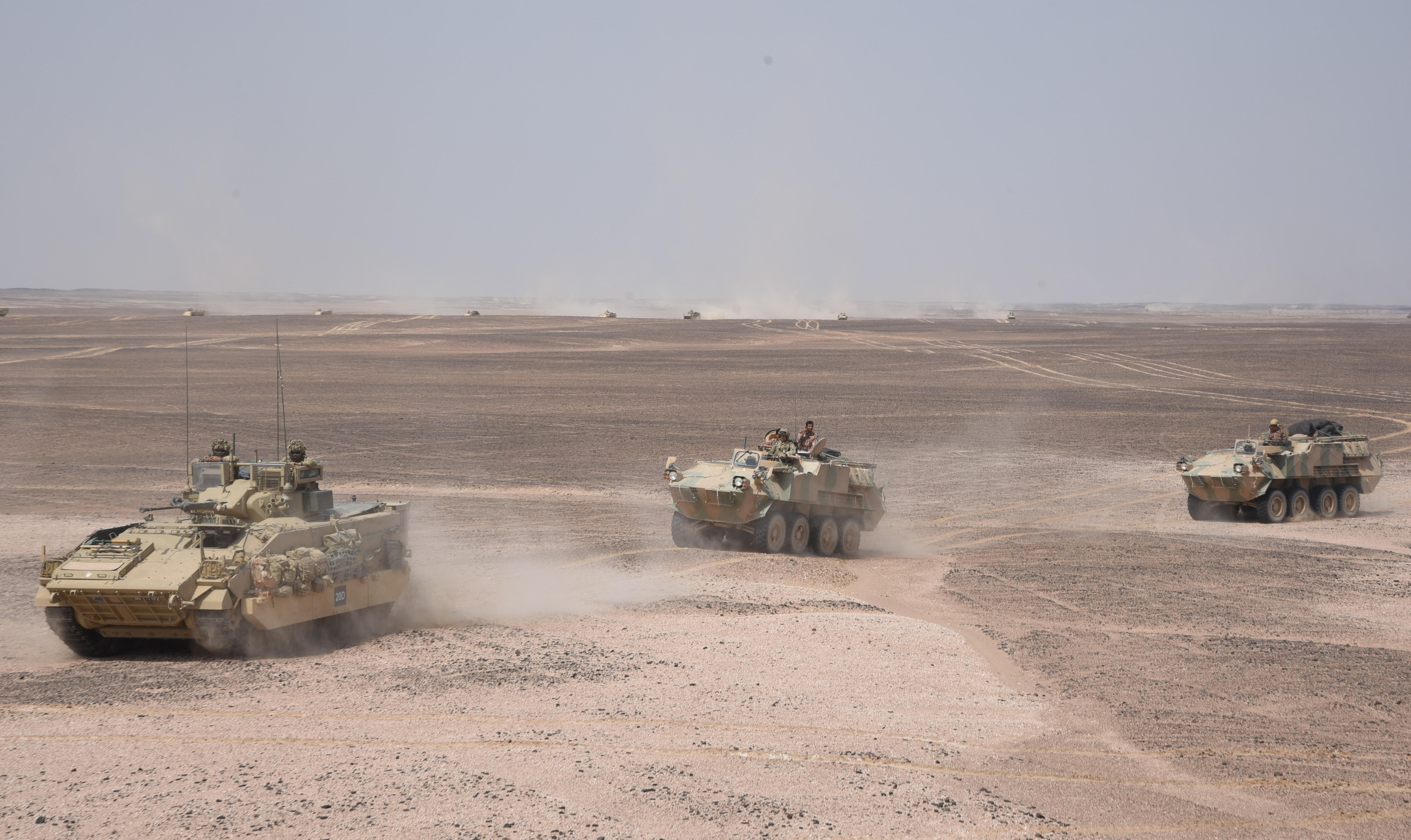 بالصور: قائد الجيش يتابع تنفيذ جانب من العمليات العسكرية في مسرح العمليات البري