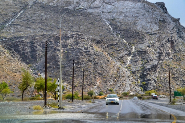 توقعات بهطول أمطار رعدية مع رياح نشطة وتساقط لحبات البرد