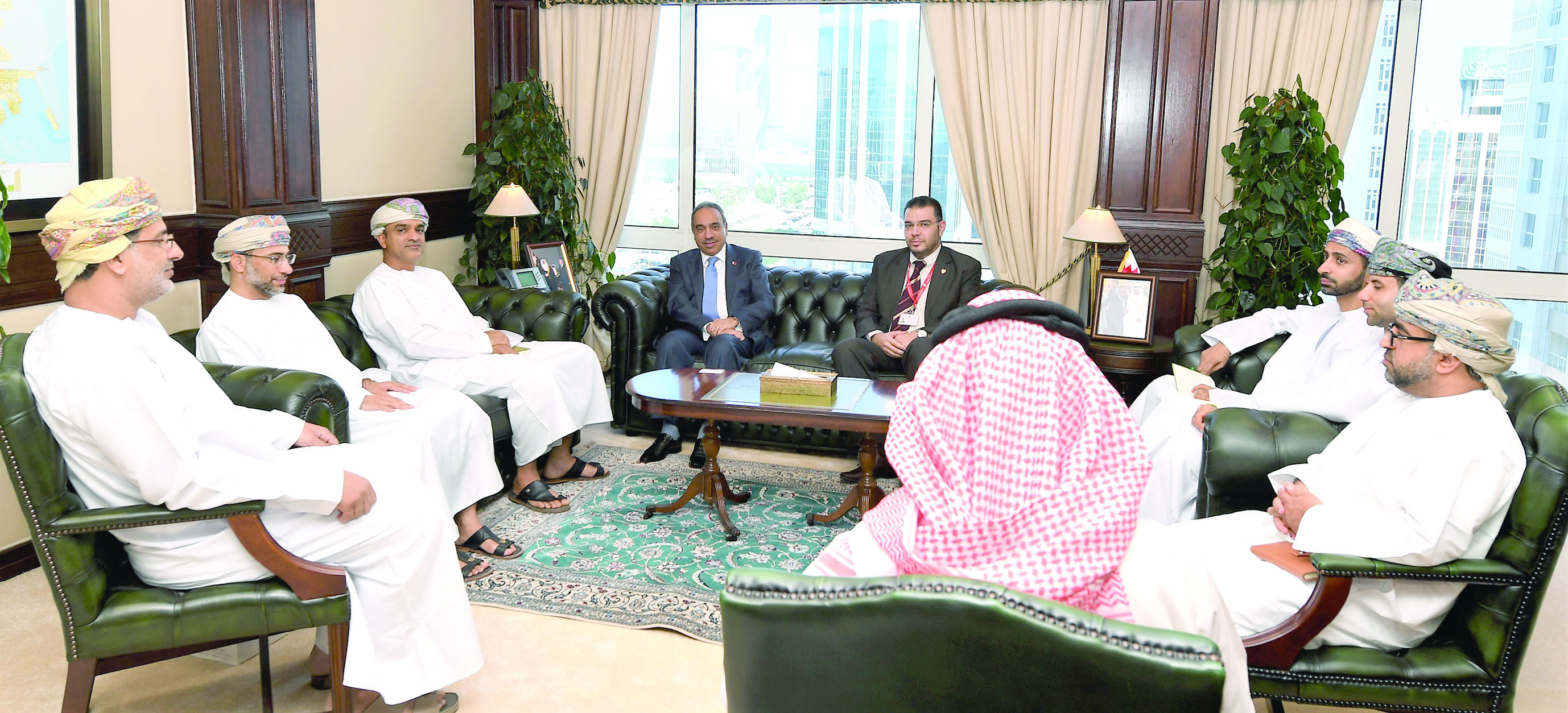 وفد بلدية مسقط يطلع على تجارب البحرين في العمل البلدي