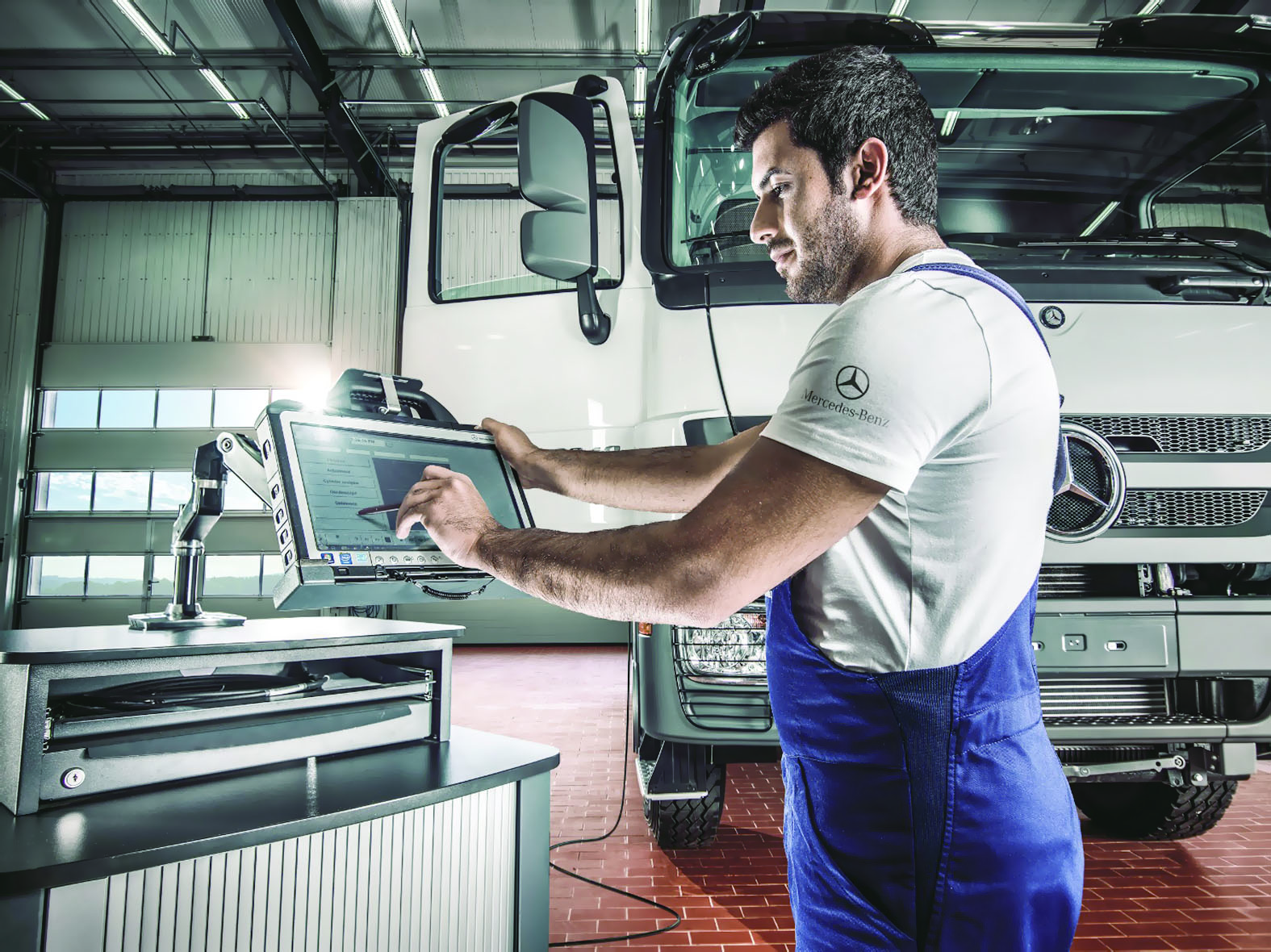 "مرسيدس - بنز عُمان" تقدم الفحص الصحي لشاحنات أكتروس