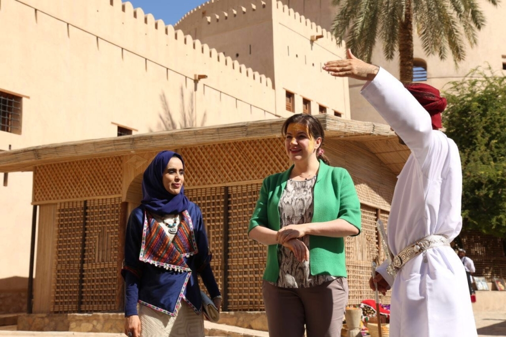 السلطنة نموذج لمعيشة المرأة.. ومقيمات يتحدثن عن تجاربهن